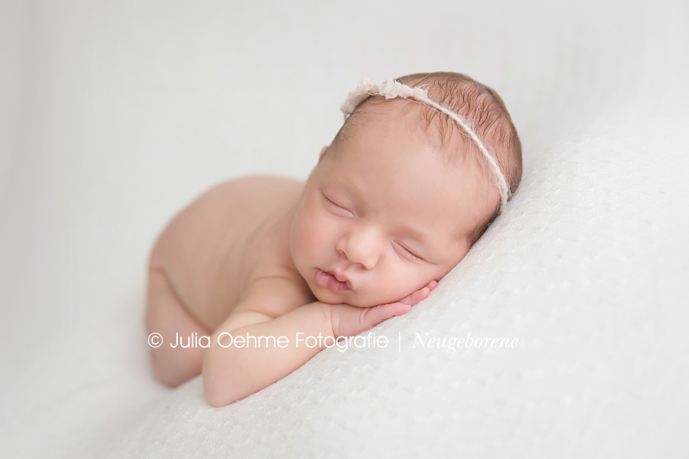 julia-oehme-babyfotografie-mädchen-neugeborenenfotos-babyfotos-leipzig-halle-dresden-borna-baby-fotos-babybilder-newborn-fotostudio (5)