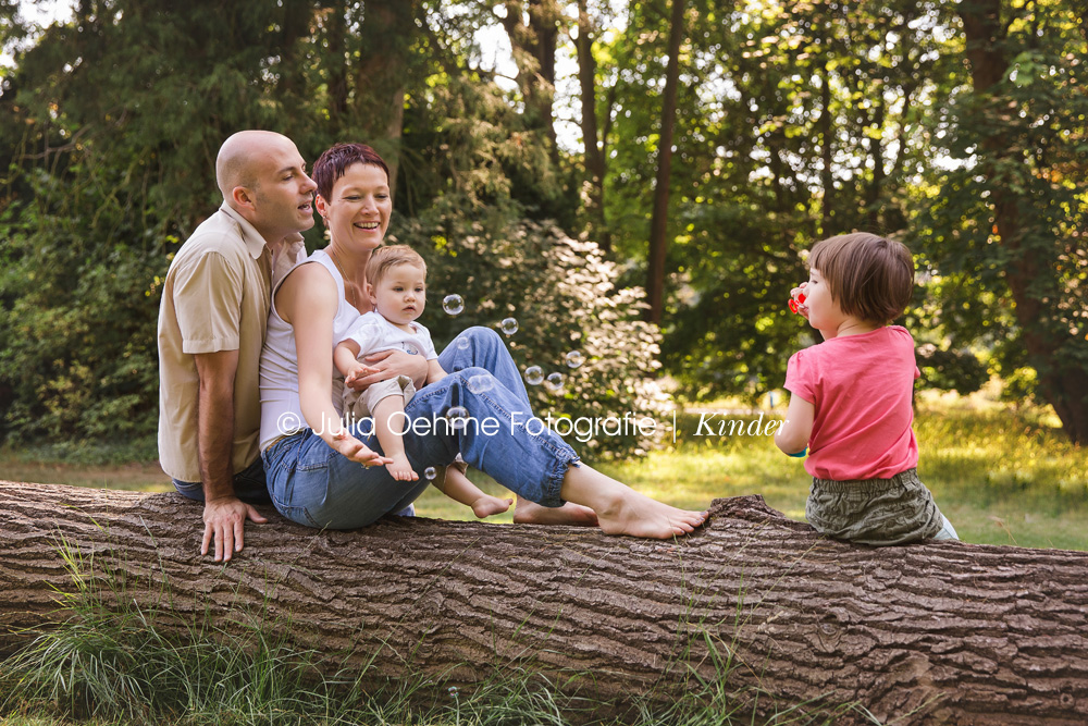 julia-oehme-familienfotos-kinderfotos-park-familienfotografie-draußen-leipzig-halle-chemnitz (1)