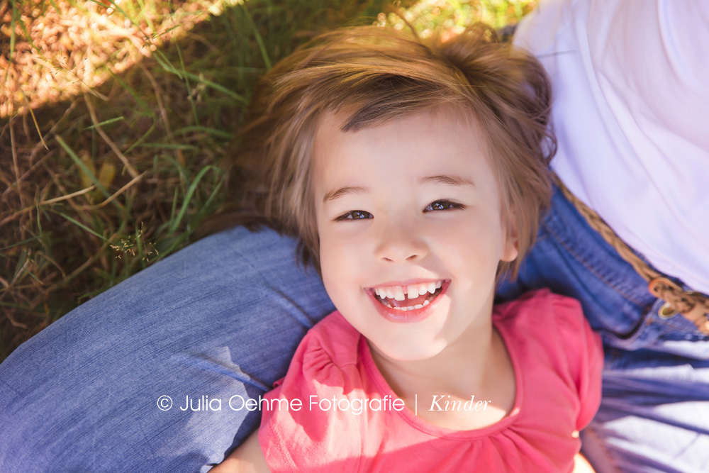 julia-oehme-familienfotos-kinderfotos-park-familienfotografie-draußen-leipzig-halle-chemnitz (2)