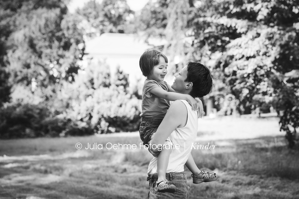 julia-oehme-familienfotos-kinderfotos-park-familienfotografie-draußen-leipzig-halle-chemnitz (6)