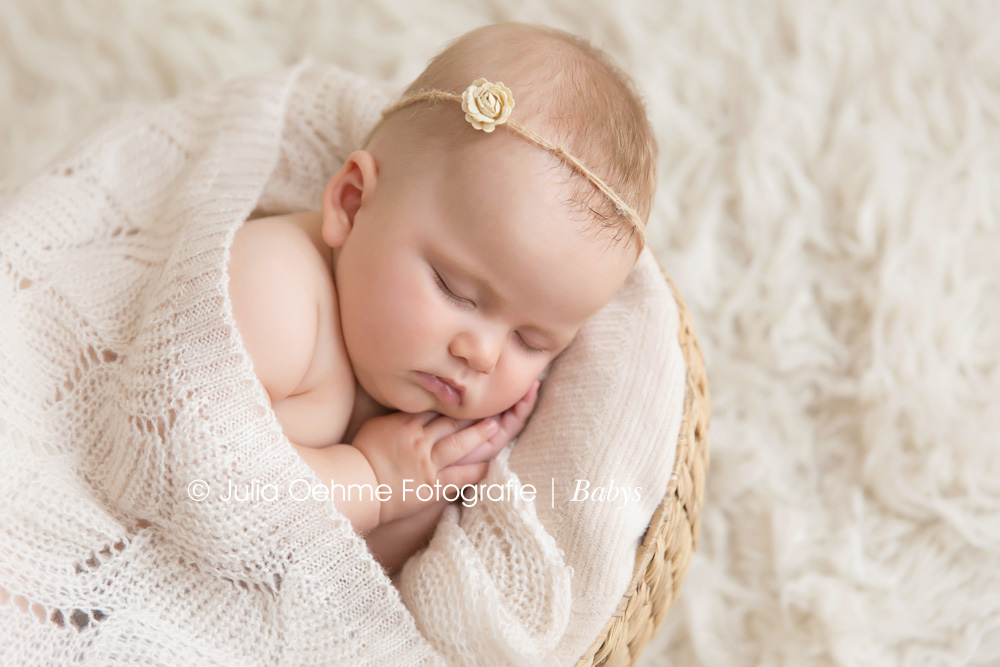 niedliche babyfotos in leipzig von einem süßen 5 monate alten mädchen beim babyfotoshooting fotostudio babyfotografin julia oehme leipzig dresden chemnitz schkeuditz halle (7)