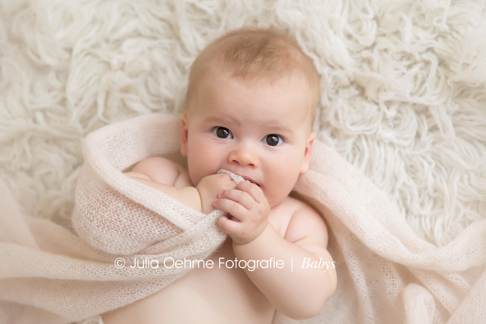 niedliche babyfotos in leipzig von einem süßen 5 monate alten mädchen beim babyfotoshooting fotostudio babyfotografin julia oehme leipzig dresden chemnitz schkeuditz halle (5)