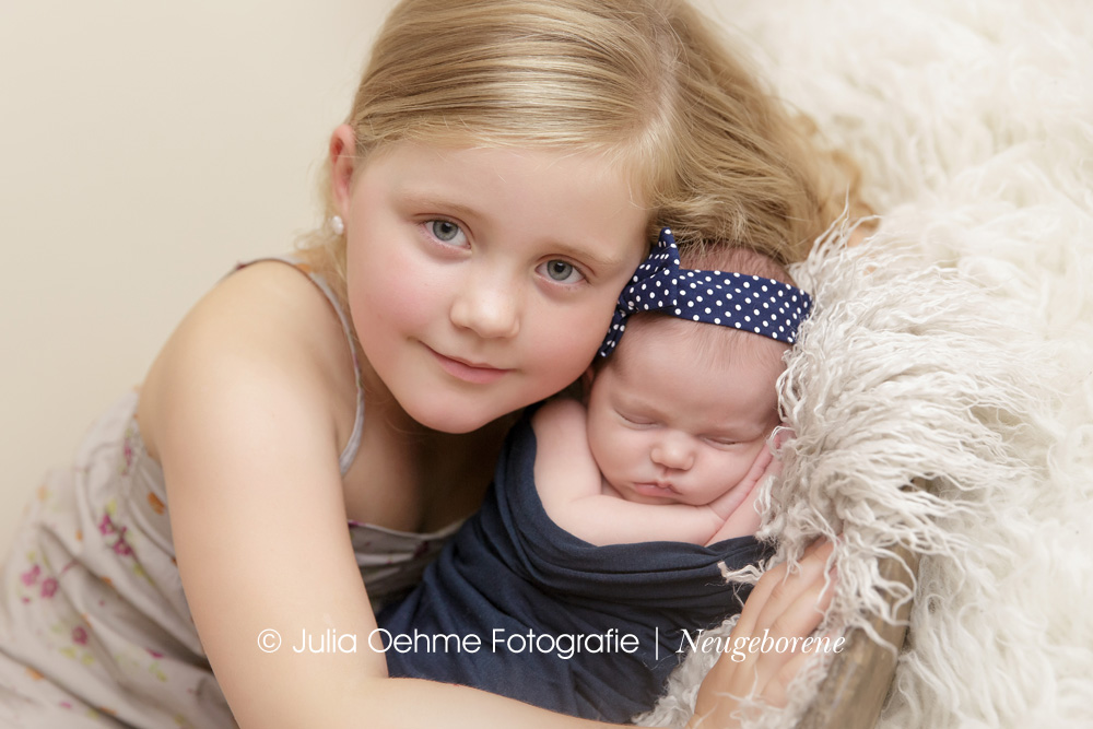 schwangerschafts- und babyfotos mit großer schwester in leipzig im fotostudio von julia oehme babyfotografin (6)