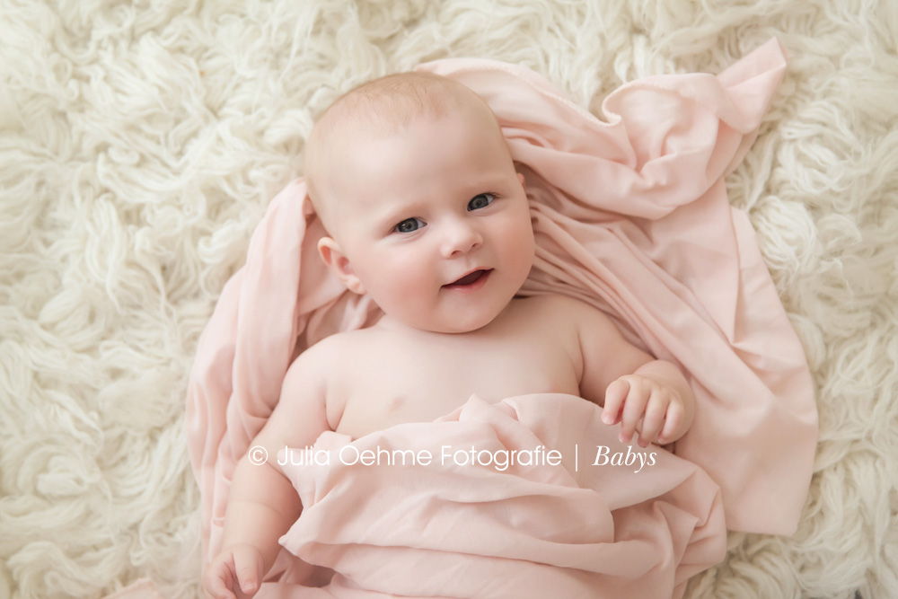 zuckersüße babybilder in leipzig von baby 4 monate alt mädchen im fotostudio von julia oehme fotografie in halle chemnitz dresden berlin potsdam (9)