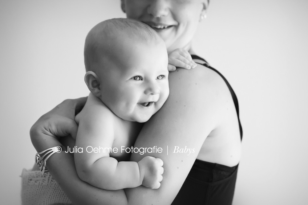 zuckersüße babybilder in leipzig von baby 4 monate alt mädchen im fotostudio von julia oehme fotografie in halle chemnitz dresden berlin potsdam (5)