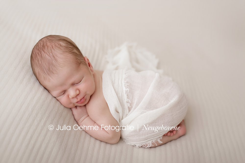Babybauchfotos in der Natur und Babyfotos von einem kleinen Jungen im Fotostudio für Babys von Baby fotograf julia oehme in leipzig, halle, chemnitz, potsdam und dresden (19)