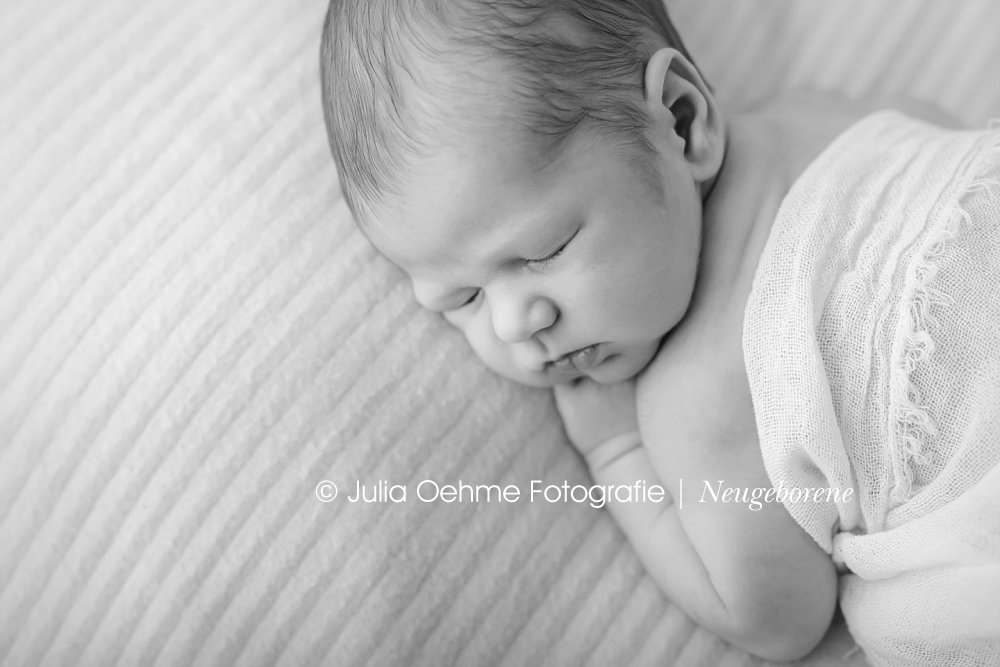 Babybauchfotos in der Natur und Babyfotos von einem kleinen Jungen im Fotostudio für Babys von Baby fotograf julia oehme in leipzig, halle, chemnitz, potsdam und dresden (18)