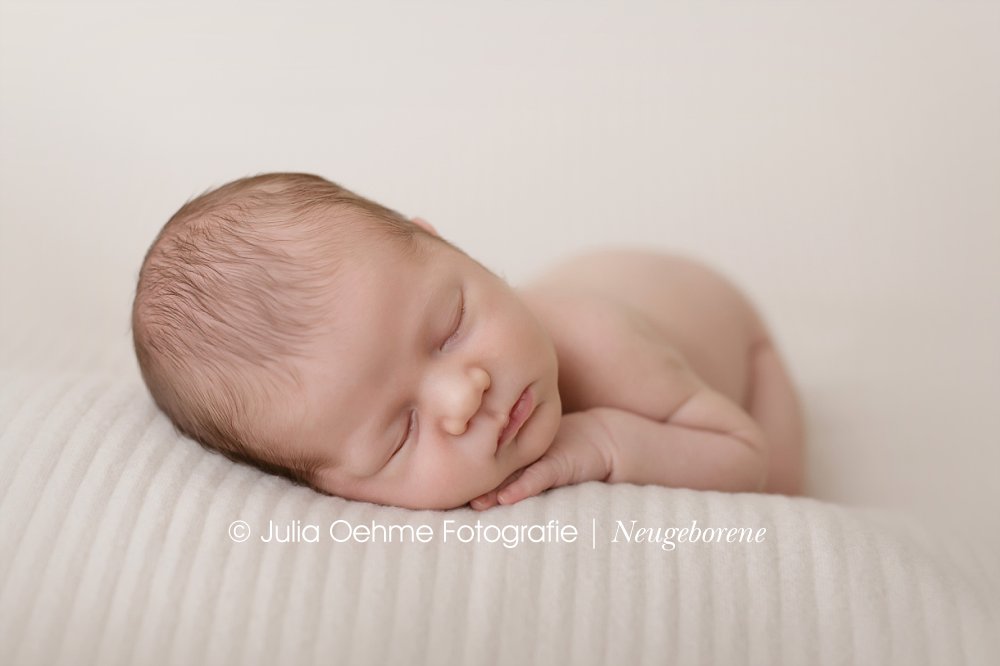 Babybauchfotos in der Natur und Babyfotos von einem kleinen Jungen im Fotostudio für Babys von Baby fotograf julia oehme in leipzig, halle, chemnitz, potsdam und dresden (17)