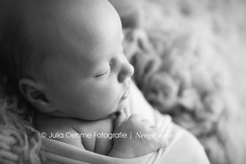 Babyfotos in Leipzig von einem Baby 5 Wochen alt junge Babyfotograf Fotostudio Baby fotos julia oehme halle chamnitz dresden (9)