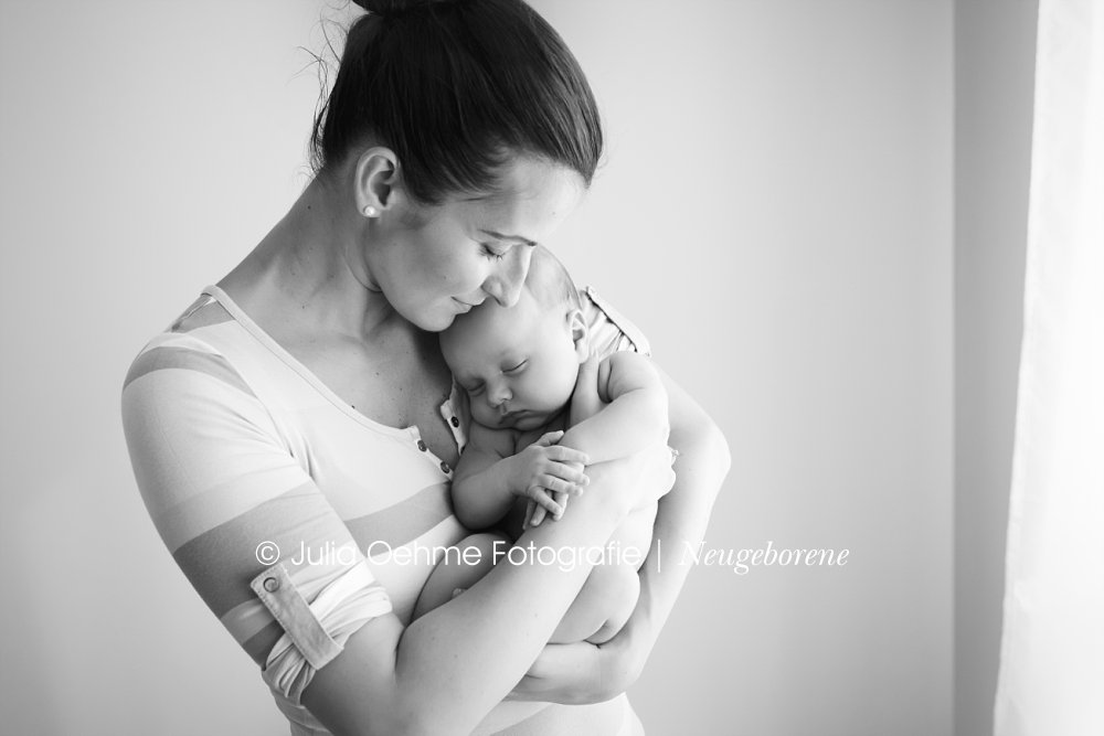 Babyfotos in Leipzig von einem Baby 5 Wochen alt junge Babyfotograf Fotostudio Baby fotos julia oehme halle chamnitz dresden (12)