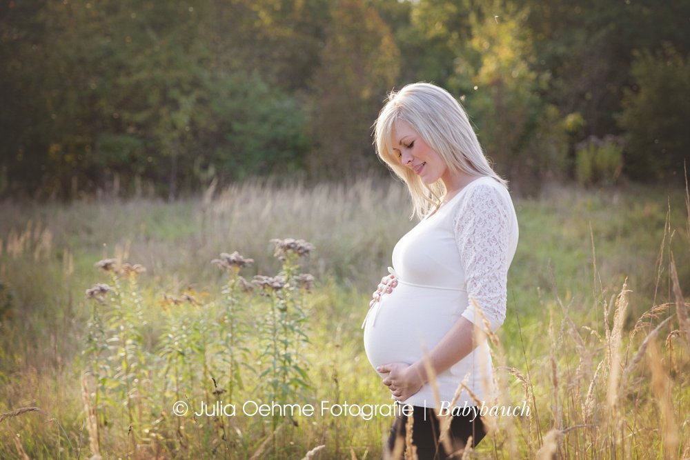 Babybauchshooting in der Natur und Babyfotos von einem kleinen Jungen im Fotostudio für Babys von Baby fotograf julia oehme in leipzig, halle, chemnitz, potsdam und dresden (12)