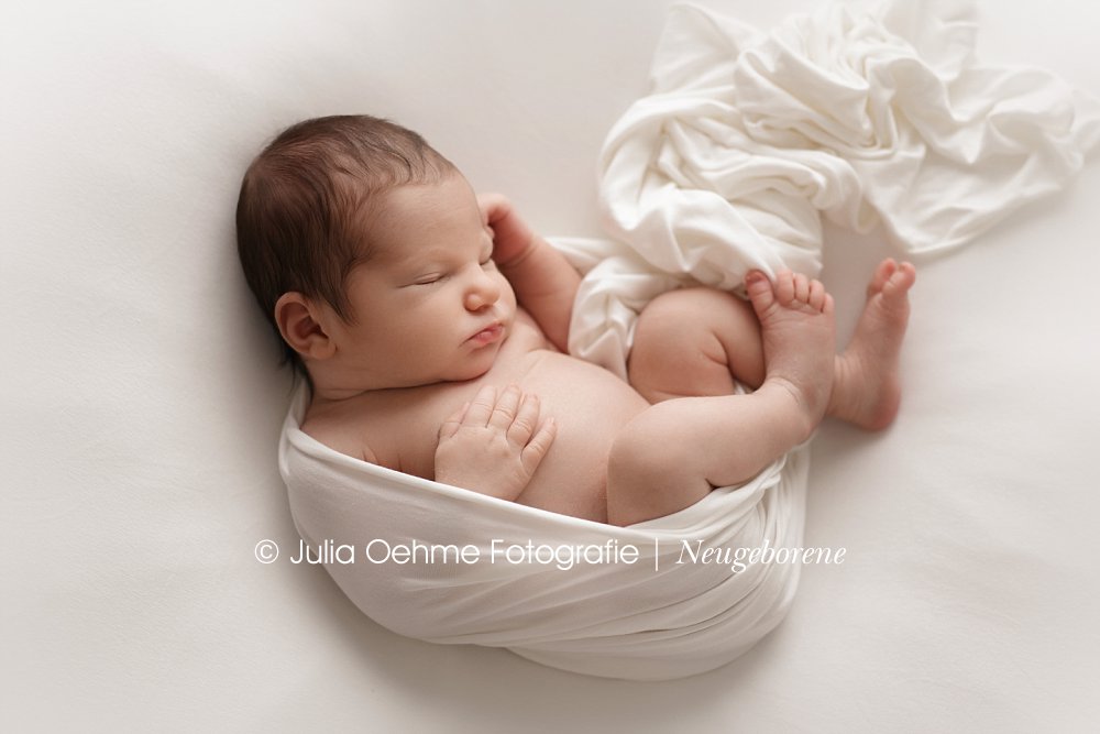 natürliches babyfotos leipzig eines 7 tage alten neugeborenen mädchens von julia oehme fotografie