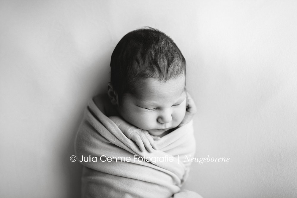 natürliches babyfotos leipzig eines 7 tage alten neugeborenen mädchens von julia oehme fotografie
