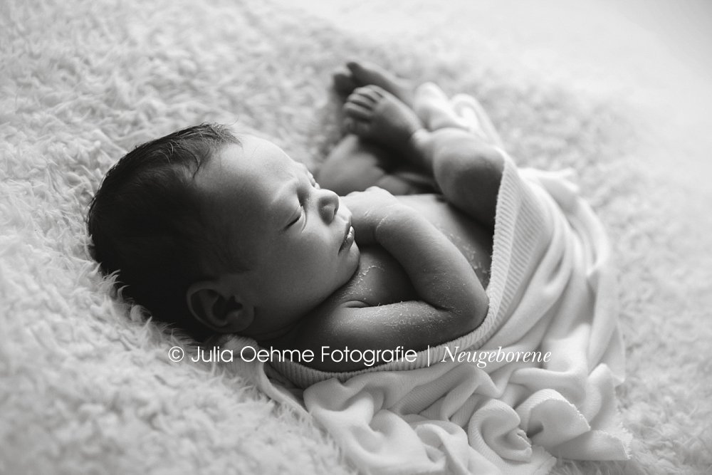 baby in natürlicher pose mit wrap bei neugeborenenshooting in leipzig julia oehme