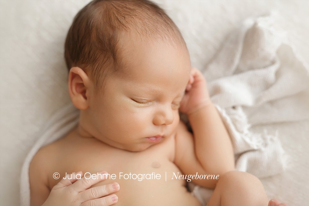 neugeborenenfotoshooting mit neugeborenem jungen in natürlicher pose bei julia oehme fotografie in leipzig