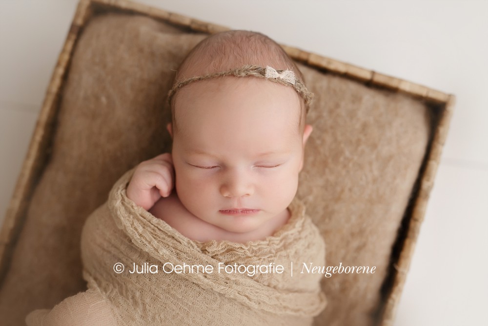 babyfotos neugeborenes mädchen schläft eingewickelt in Körbchen bei fotoshooting mit julia oehme aus Leipzig