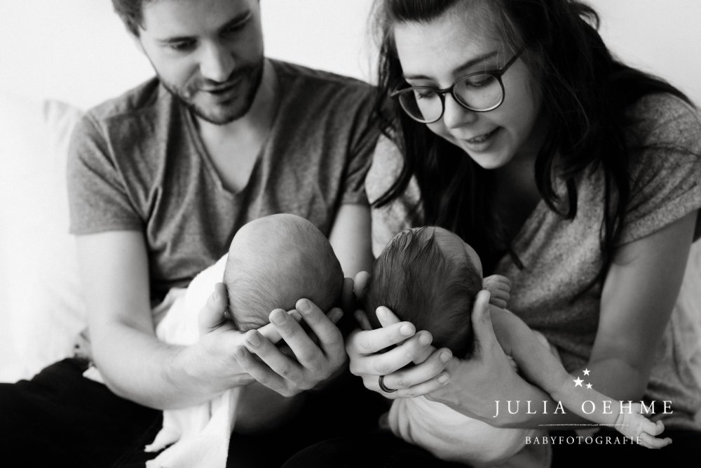 neugeborene zwillinge mit eltern bei neugeborenen fotoshooting julia oehme leipzig