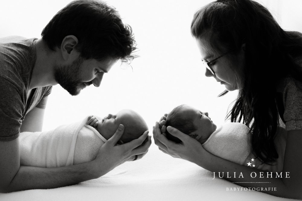 neugeborene zwillinge mit eltern bei neugeborenen fotoshooting julia oehme leipzig