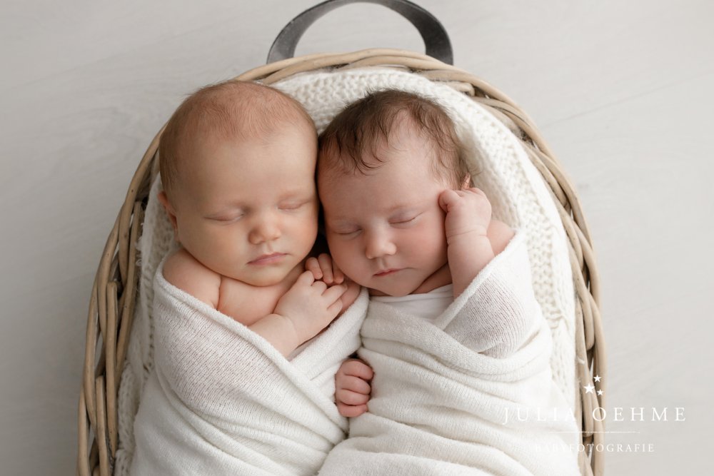neugeborene zwillinge mit eltern bei neugeborenen fotoshooting julia oehme leipzig