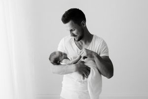 neugeborenes baby mit papa bei babyfotoshooting in fotostudio in leipzig