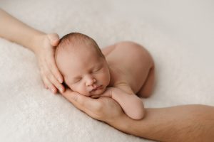 süsses neugeborenenfoto neugeborenes baby mit mama und papa hände aus leipzig halle chemnitz