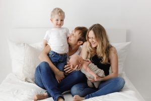 natürliches Familienfoto mit neugeborenem Baby Fotoshooting leipzig