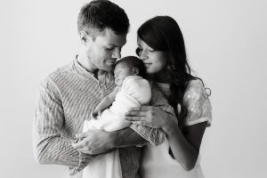 neugeborenes baby mit mama und papa familienfoto babyshooting leipzig halle