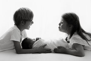 süsses natürliches geschwister foto bei neugeborenen babyshooting in fotostudio in leipzig