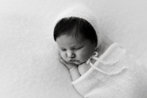 süsses baby neugeborenes mädchen mit mütze fotoshooting fotostudio leipzig