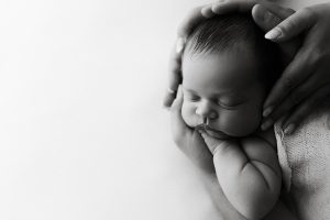 süsses Baby in den Händen seiner Eltern Fotoshooting Neugeborenes leipzig