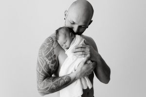 emotionales foto von baby mit papa mit tattoos fotoshooting leipzig