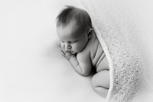 babybild schwarzweiß baby falten niedlich fotoshooting leipzig