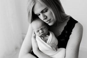 schönes babybild mit mama schwarzweiß leipzig