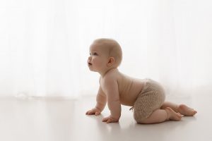 leipzig baby krabbelt bei fotoshooting im fotostudio