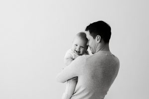 baby lacht mit papa fotostudio babyfotograf leipzig