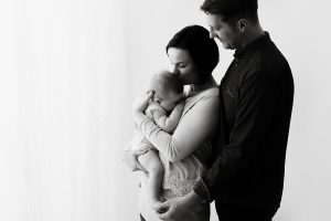 mama küsst müdes baby babyfotos leipzig