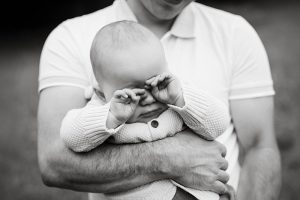 müdes baby fotoshooting im park leipzig