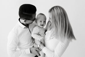 baby junge mit mama und papa bei fotoshooting baby in leipzig