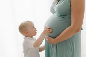 julia oehme schwangerschaftsfotoshooting leipzig babybauchfotos babybauch bruder geschwister