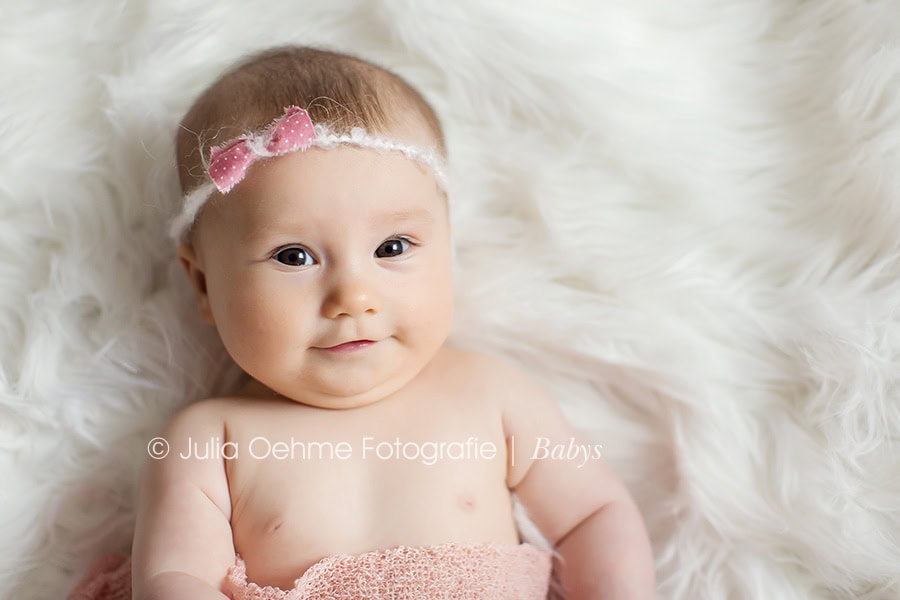 babyfotos  monate babyfotografie kinderfotos baby auf fell leipzig fotostudio julia oehme fotografie  blog