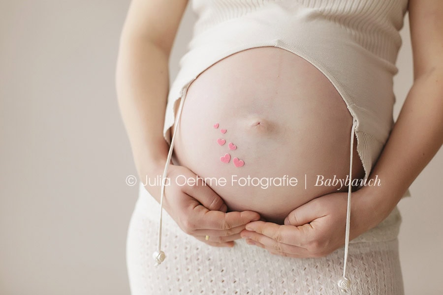 werdende mama schöne babybauchfotos bei schwangerschaftsshooting in leipzig bei Babyfotografin Julia Oehme