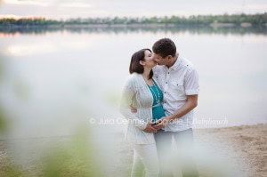 Babybauchfotos oder schwangerschaftsfotos am See in Leipzig mit Babyfotografin Julia Oehme Fotografie Fotograf in Leipzig