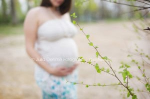 Babybauchfotos oder schwangerschaftsfotos am See in Leipzig mit Babyfotografin Julia Oehme Fotografie Fotograf in Leipzig