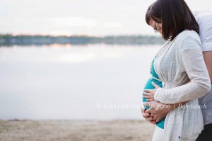 Babybauchfotos oder schwangerschaftsfotos am See in Leipzig mit Babyfotografin Julia Oehme Fotografie Fotograf in Leipzig