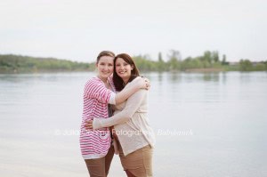 Babybauchfotos oder schwangerschaftsfotos am See in Leipzig mit Babyfotografin Julia Oehme Fotografie Fotograf in Leipzig