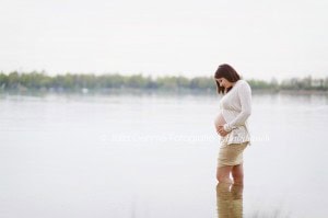 Babybauchfotos oder schwangerschaftsfotos am See in Leipzig mit Babyfotografin Julia Oehme Fotografie Fotograf in Leipzig