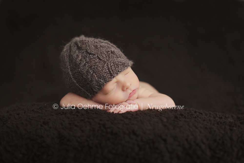 Neu­ge­bo­re­nen­fo­tos eines klei­nen Blond­schopf aus Leip­zig | Neu­ge­bo­re­nen­fo­to­graf Leip­zig