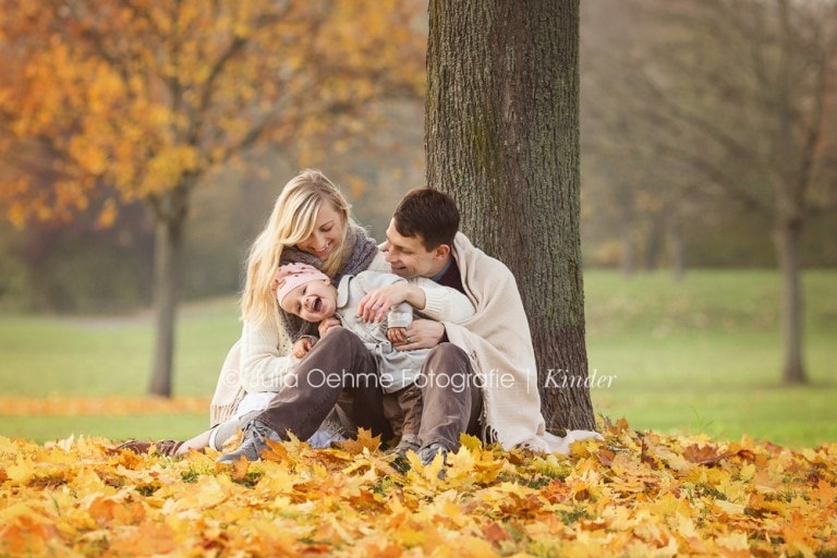 moderne kinderfotos kinder fotos natürlich  jahr outdoor draußen herbst familienfotos leipzig julia oehme