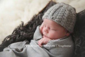 neugeborenenfotos junge baby babyfotos newbornshooting babyfotografin julia oehme fotostudio leipzig halle molauer land fotograf
