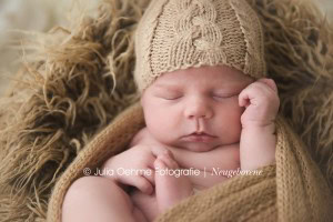 neugeborenenfotos junge baby babyfotos newbornshooting babyfotografin julia oehme fotostudio leipzig halle molauer land fotograf